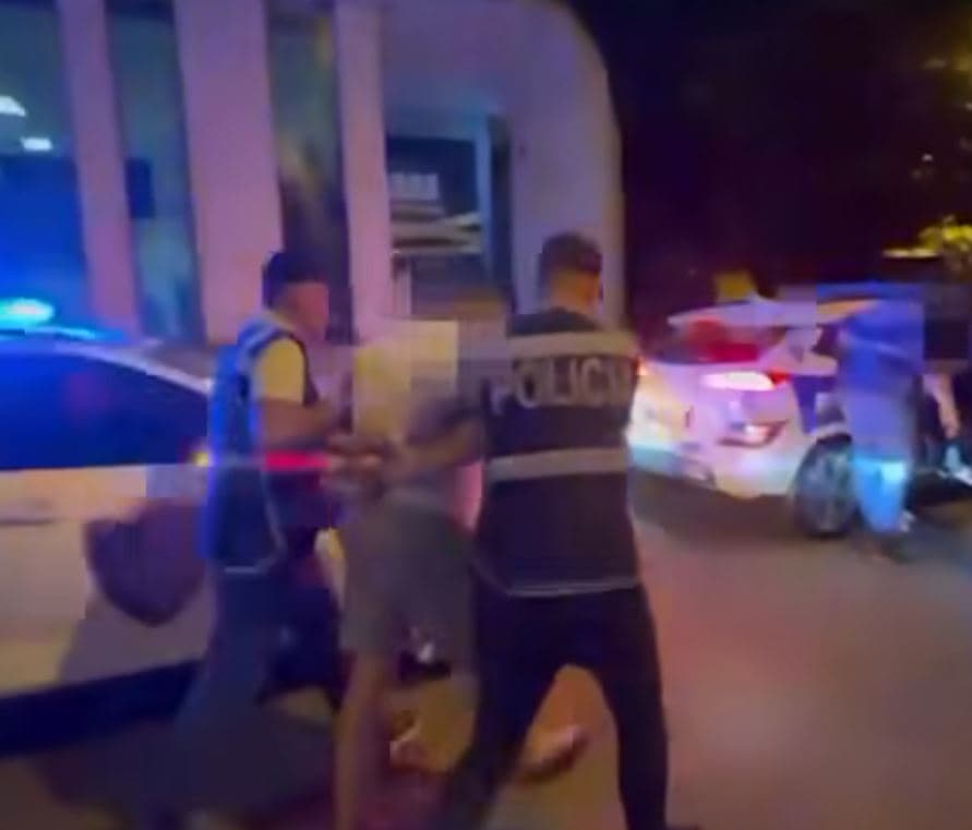 Kanosën me armë një 30-vjeçar, kapen dy vëllezërit në Tiranë - i treti në kërkim (VIDEO)