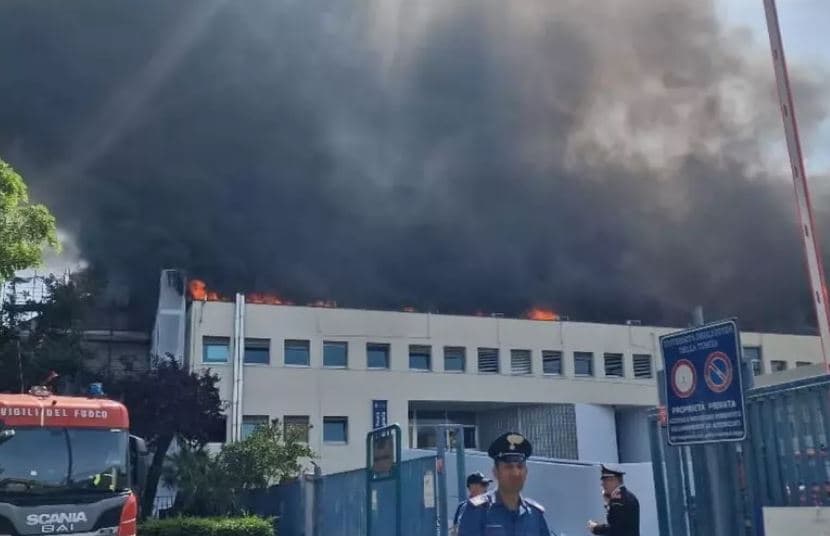 Zjarr i madh në Universitetin e Tuscias në Itali, evakuohen studentët dhe stafi