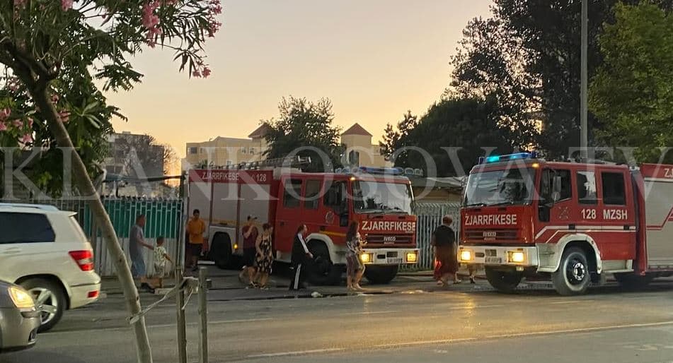 Shuhen flakët në tregun e plazhit në Durrës (FOTO)