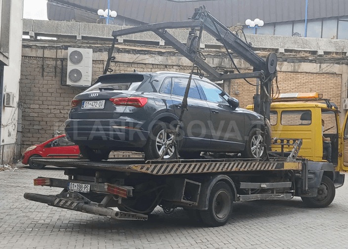 Komuna largon pa paralajmërim veturat te parkingjet e dy ndërtesave te Pallati i Rinisë