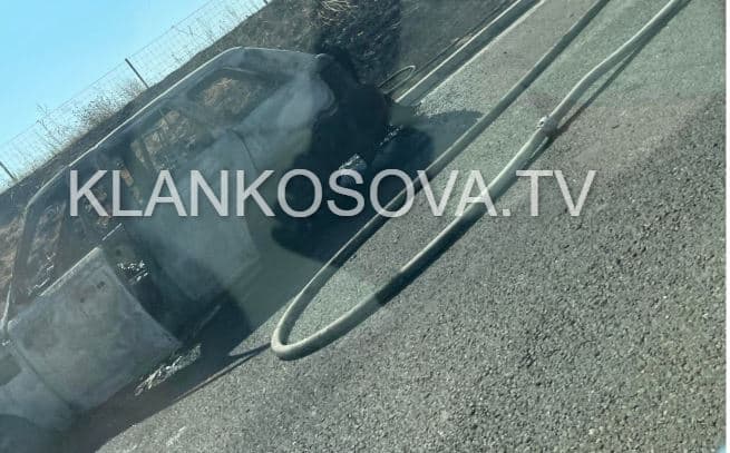 Bëhet shkrumb e hi vetura në autostradën "Ibrahim Rugova" (FOTO)