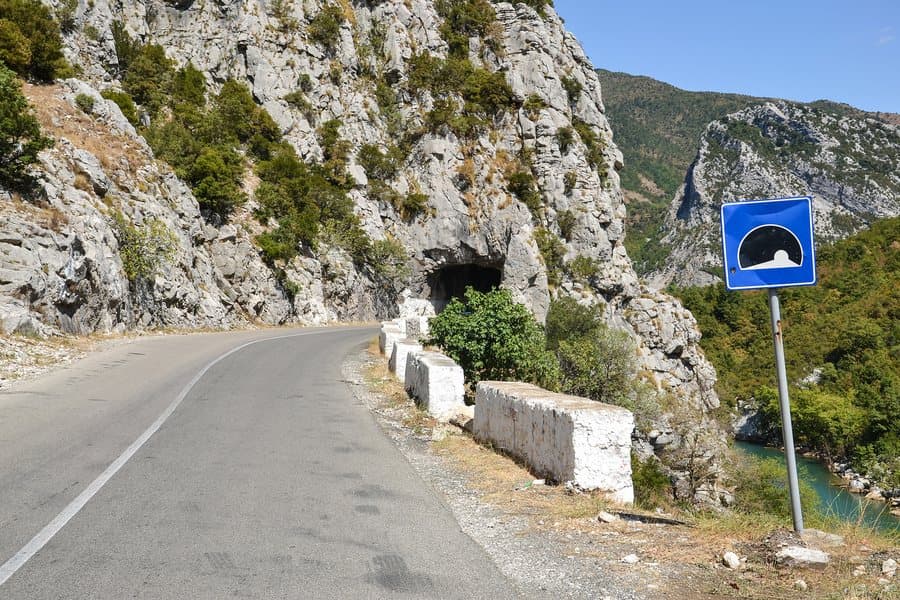 Gjendet i pajetë 23-vjeçari pranë liqenit të Shkopetit, dyshohet se makina e tij ka rënë në ujë