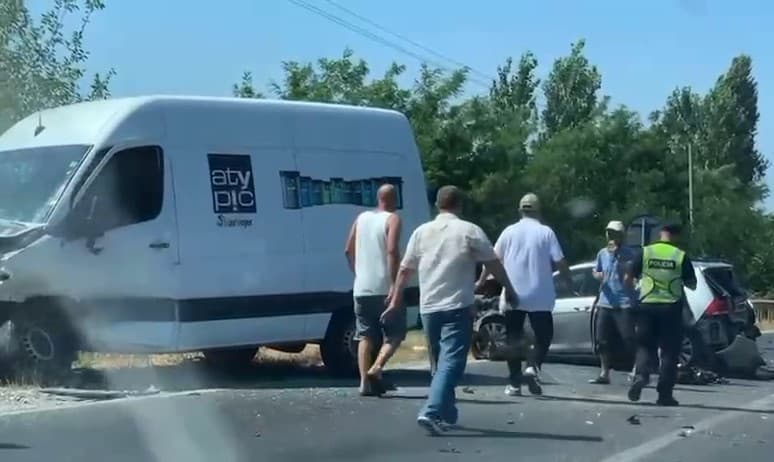 U godit nga kamioni teksa udhëtonte me familjen, identifikohet viktima e aksidentit