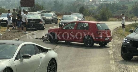 Aksident në hyrje të Suharekës, të përfshira së paku dy vetura