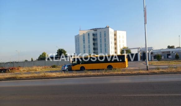 Aksident mes autobusit dhe veturës në Zonën Industriale (FOTO)