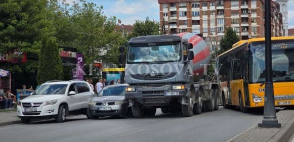 Përplasen dy vetura dhe një kamion në Prishtinë, bllokohet rruga
