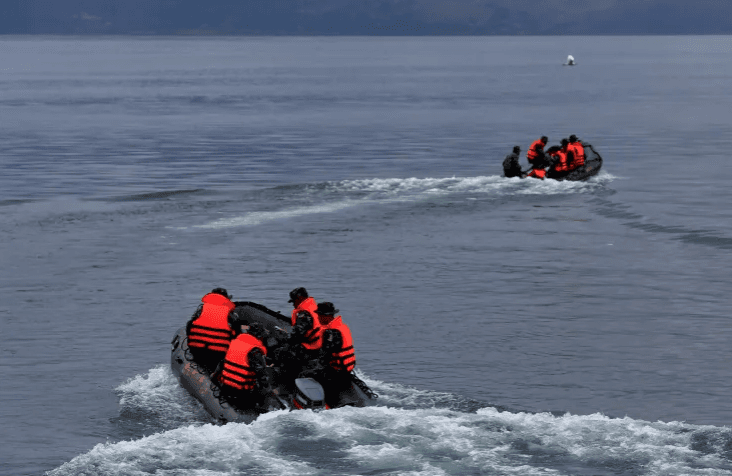 Shtatë persona shpëtohen, 11 të zhdukur pasi varka përmbyset në Mentawai
