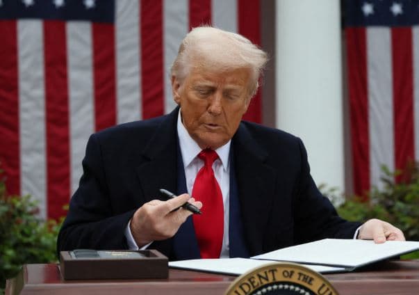 Trump shtyn tarifat e reja, kërcënon me taksa të tjera për 14 shtete
