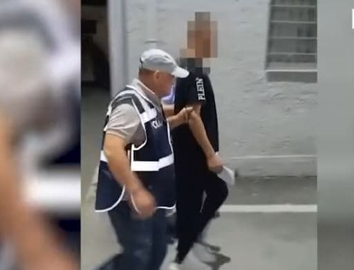 I vë zjarrin banesës së hallës, arrestohet 24-vjeçari në Vlorë