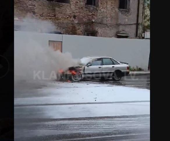 Pamje të reja nga djegia e një veture në qendër të Prishtinës