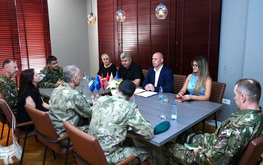 Lladrovci takohet me zëvendëskomandantin e KFOR-it