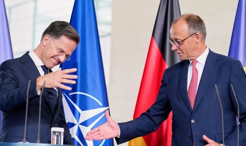 Rutte në Berlin: Aleatët duhet të rrisin prodhimin e armëve