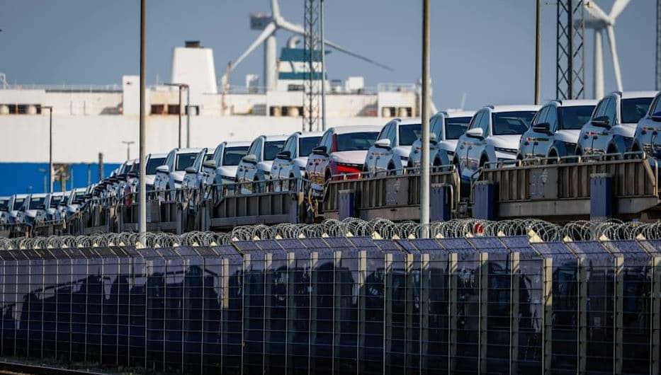 Merimangat helmuese paralizojnë portin e makinave në Detin e Veriut
