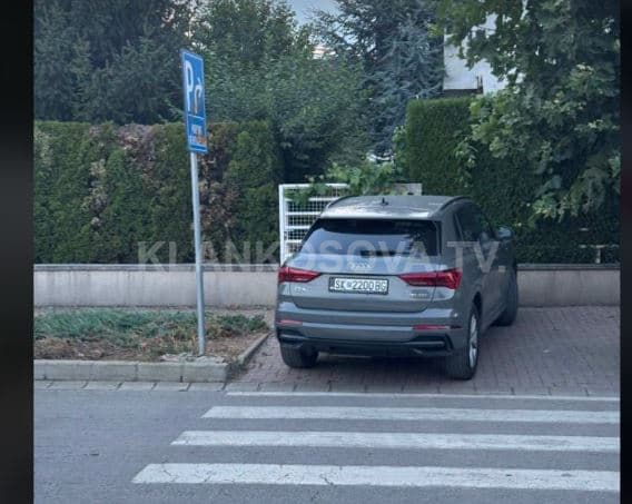 Në Prishtinë, qytetari “rehaton” veturën në trotuar në drejtim të vijave të bardha