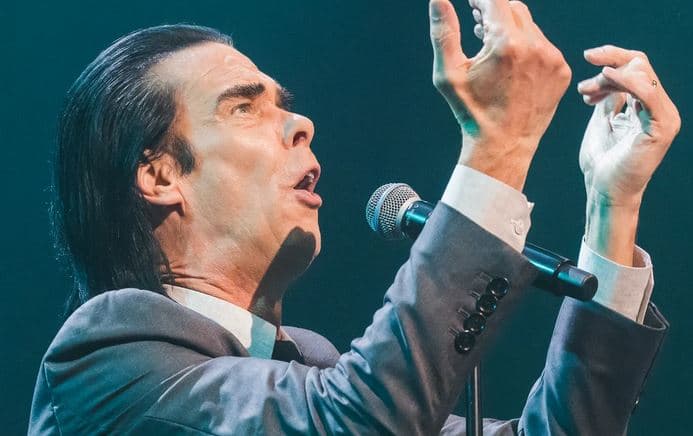 Nick Cave zbut qëndrimin, përqafon artistikisht inteligjencën artificiale