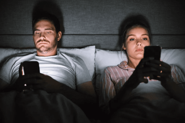 Lundrimi i kotë në rrjete sociale po e vret jetën seksuale