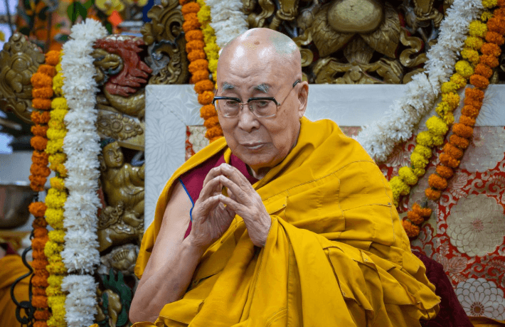 Dalai Lama feston sot 90-vjetorin e lindjes