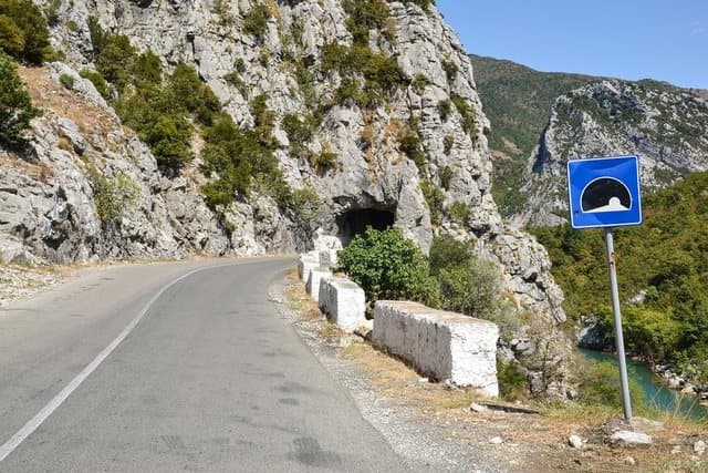 “Shenja mavijosje në qafë, e kishin mbytur me litar” – detaje të reja nga vrasja e të riut në Shqipëri