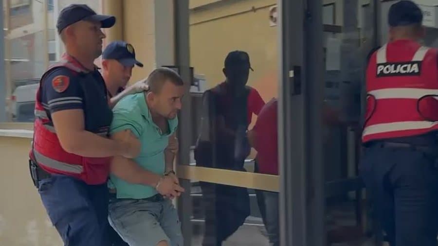 36-vjeçari në Fier mbërrin në gjykatë, pohon që ka abuzuar me vajzën e tij