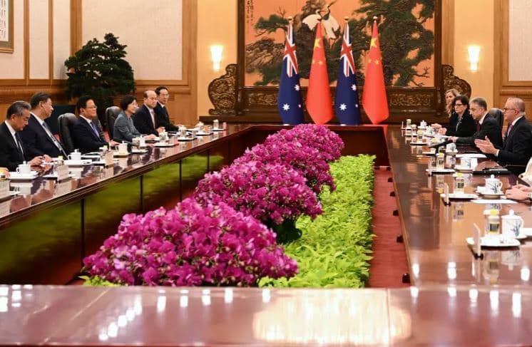 Xi i Kinës thotë se marrëdhëniet me Australinë janë “përmirësuar” ndërsa ai i bën nikoqirllëk Albaneses
