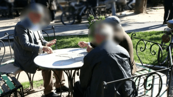Plagosi 70-vjeçarin për lojën domino, arrestohet i moshuari në Durrës