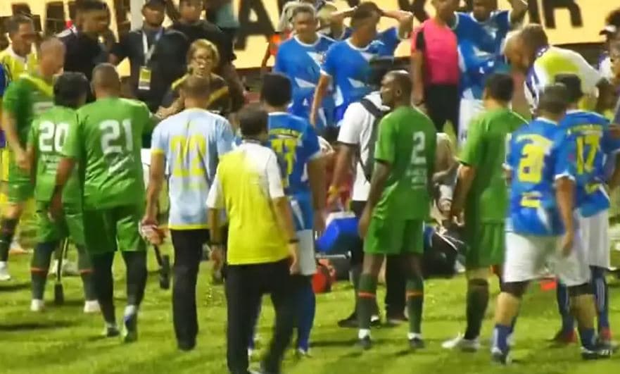Malajzi: Portieri vdes gjatë një ndeshje futbolli (VIDEO)