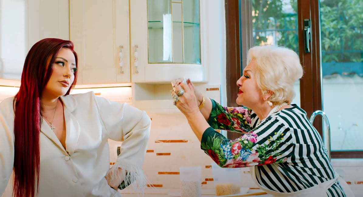 Ronela Hajati publikon këngën “UNeDU” me Rita Latin në klip (VIDEO)
