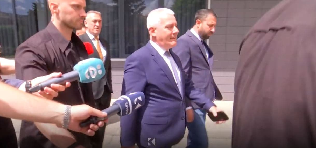Rasti tragjik, pyetet për dorëheqje rreth Agonit, Sveçla qesh (VIDEO)