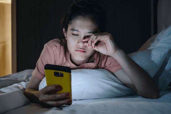 Njerëzit që kalojnë shumë kohë në telefon mund të pësojnë “kalbje të trurit”