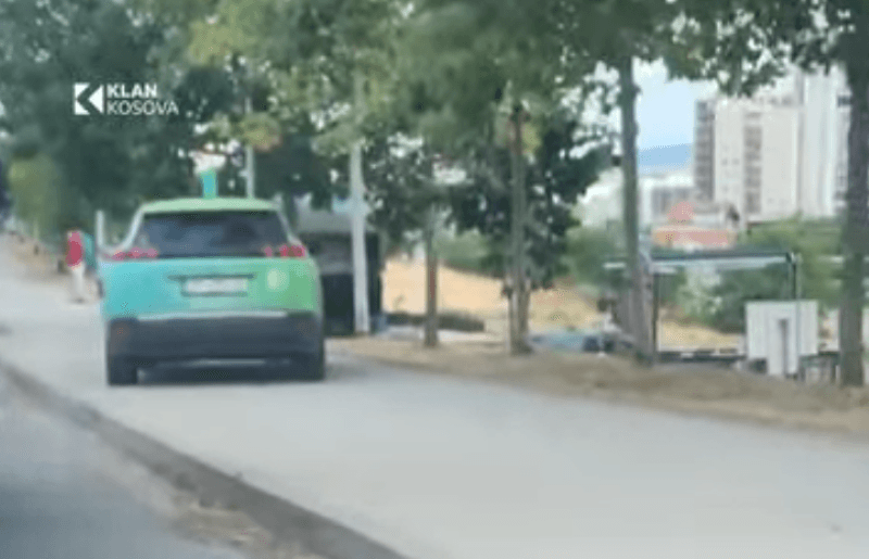 Veturat pushtojnë trotuarin për t’i ikur trafikut në Prishtinë (VIDEO)