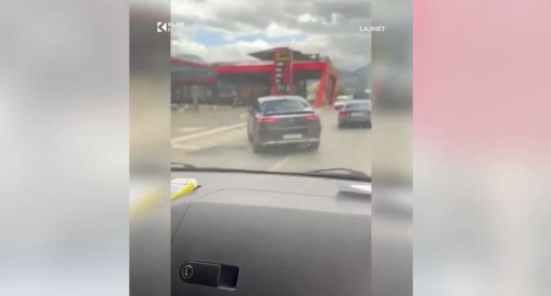 Tejkalim i rrezikshëm në Prizren: Vetura me targa të huaja anashkalon kolonën përmes pompës së benzinës (VIDEO)