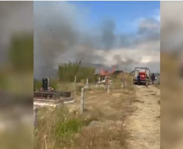 Flakët rrezikojnë varrezat në Barbullush, arrestohet i moshuari që ndezi zjarrin