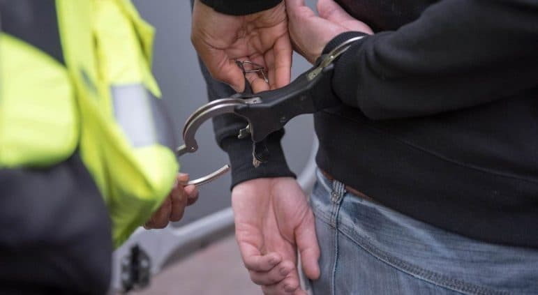 Ofendoi dhe kanosi zyrtarët policorë, arrestohet i dyshuari në Gjakovë