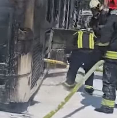 Merr flakë autobusi i linjës Tiranë-Kamëz