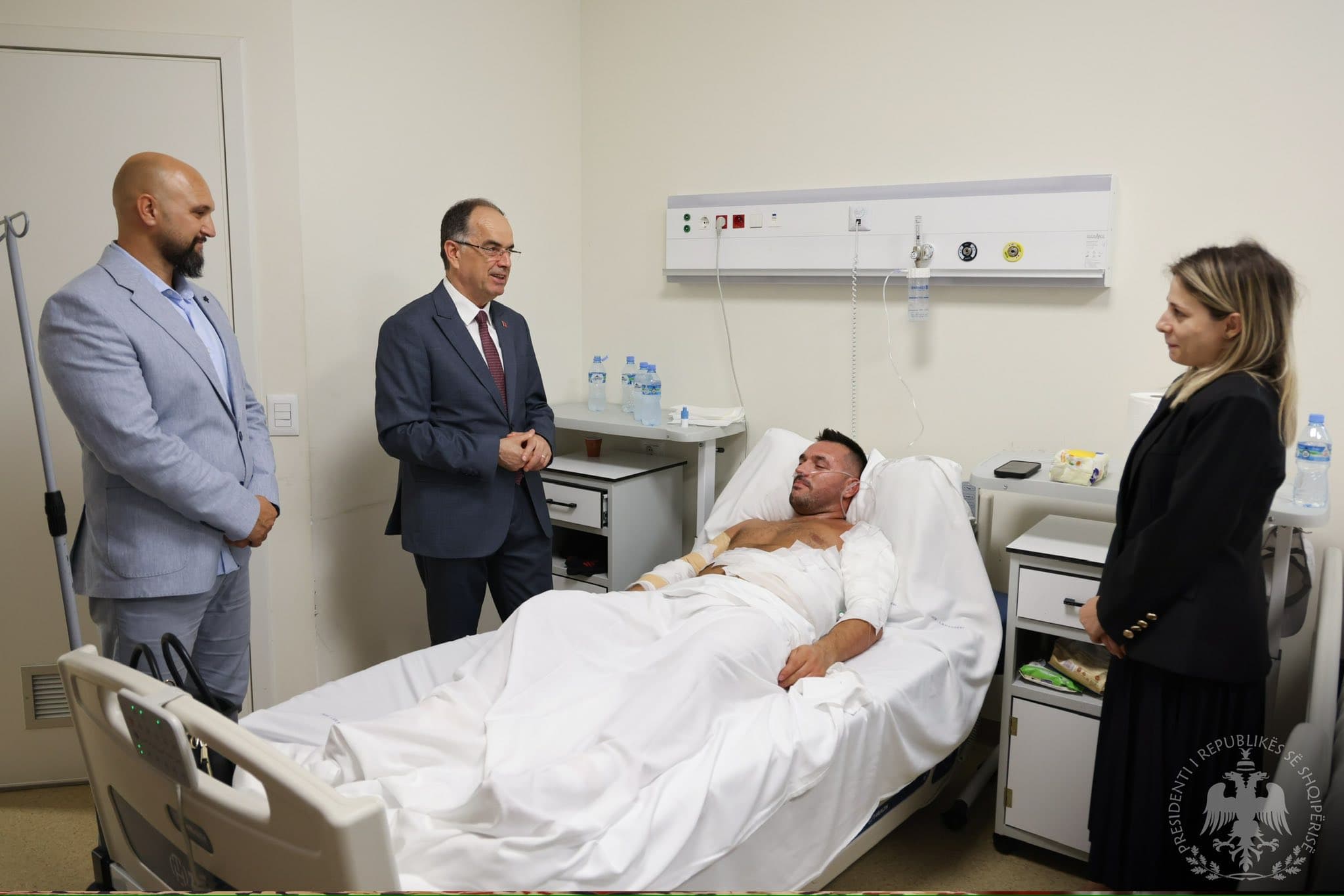 Pësoi djegie gjatë përballjes me zjarrin, Begaj viziton në spital shefin e policisë së Delvinës