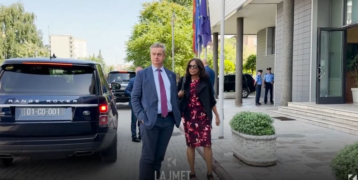 Kuvendarët kartonkuqë, deputetët nuk skuqen as nga ambasadorët (VIDEO)