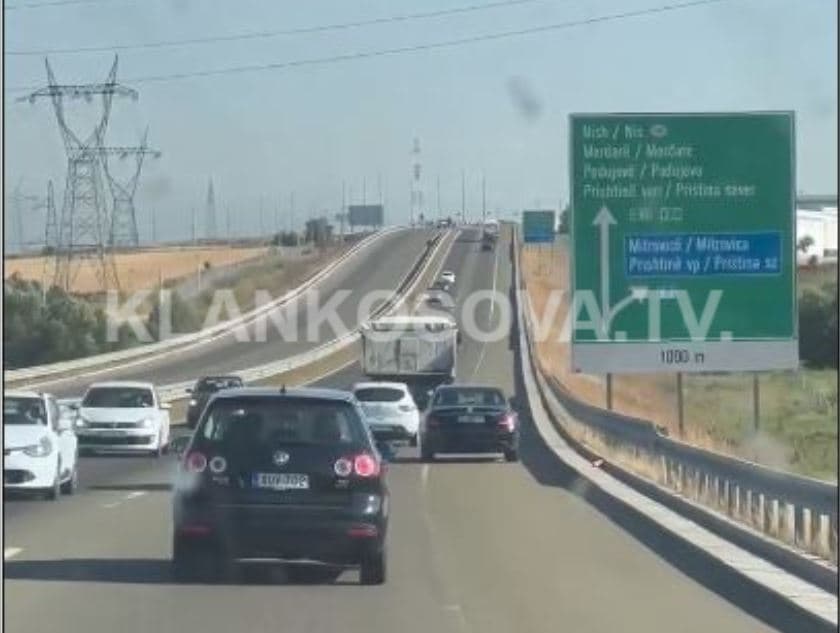 Benzi s'e njeh radhën, tejkalon në shiritin emergjent në autostradën Prishtinë-Podujevë