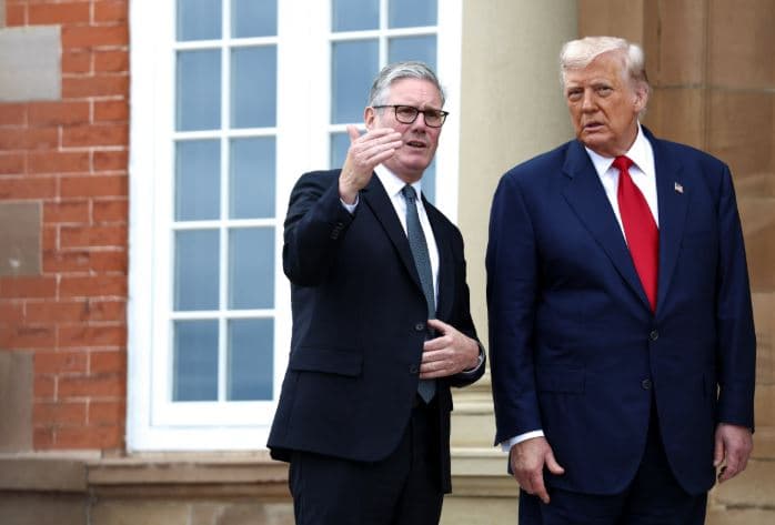 Starmer i shpjegon Trumpit krizën e anijeve të vogla