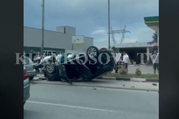 Aksident i rëndë në Fushë Kosovë, vetura përfundon e rrokullisur (VIDEO)