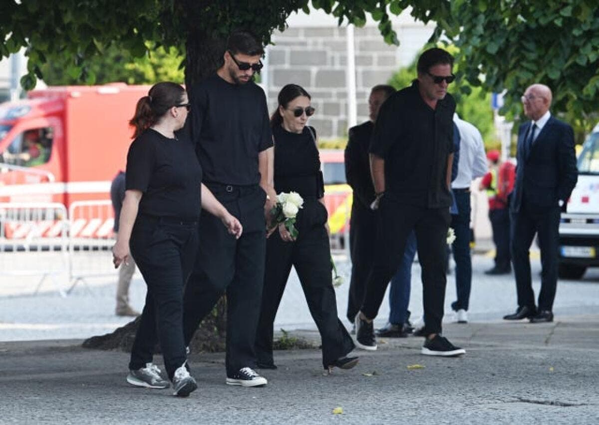 Edhe shokët e kombëtares në funeralin e Jota-s