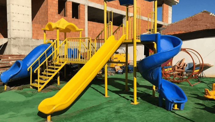 10-vjeçari bie nga lartësia e këndit të lojërave në Vlorë, përfundon në spital