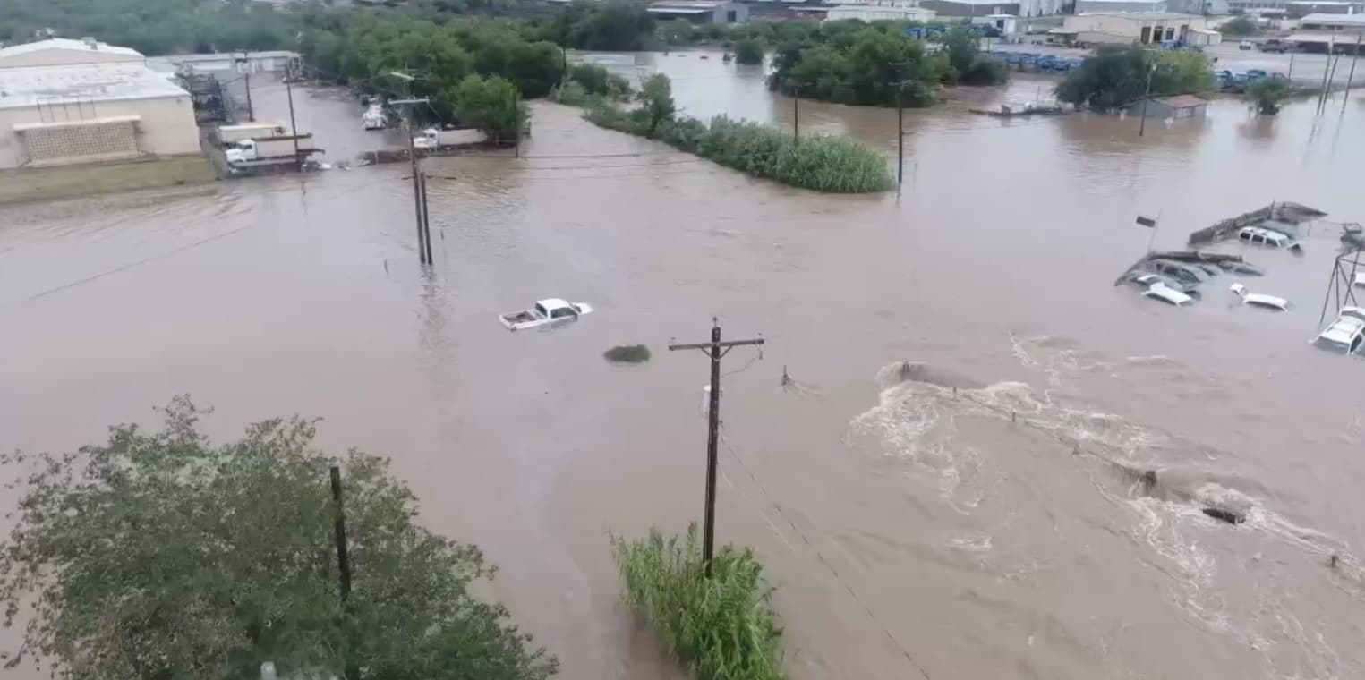 Përmytjet në Teksas, ende po vazhdojnë kërkimet për disa persona
