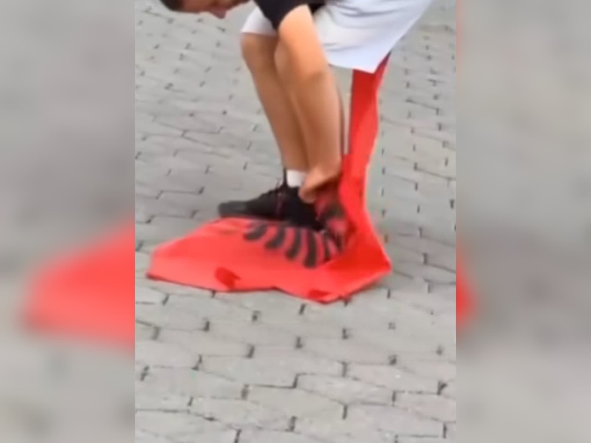Policia konfirmon rastin e përdhosjes së flamurit kombëtar në Suharekë nga dy të mitur
