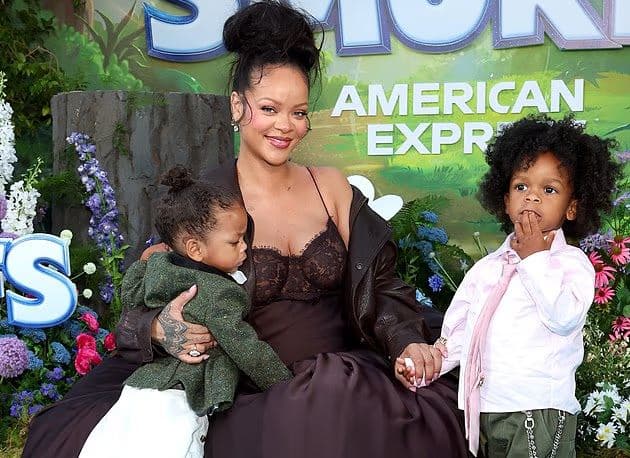 Rihanna shtatzënë debutoi në tapetin e kuq me të dy djemtë e saj