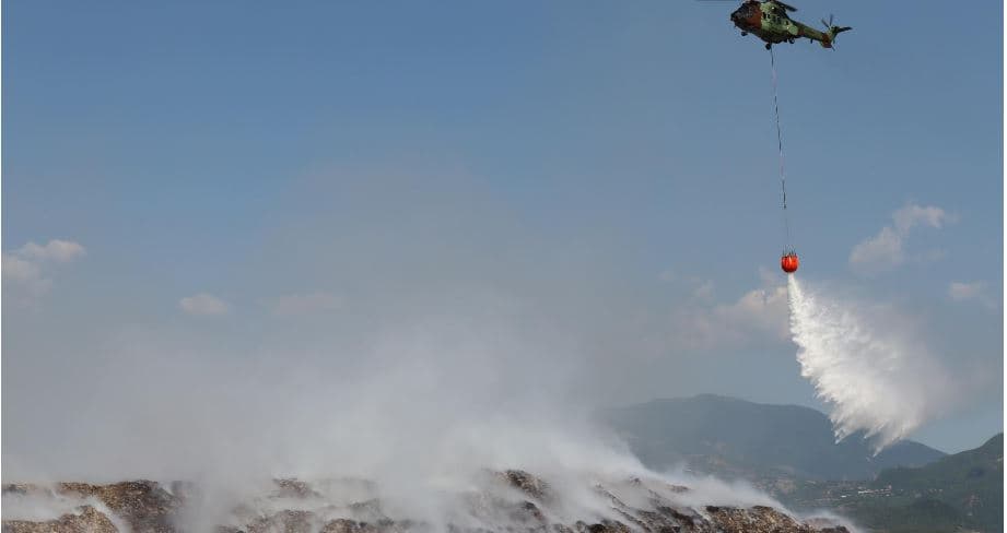 Shqipërisë i doli në ndihmë edhe Greqia me helikopterë për t'i shuar zjarret
