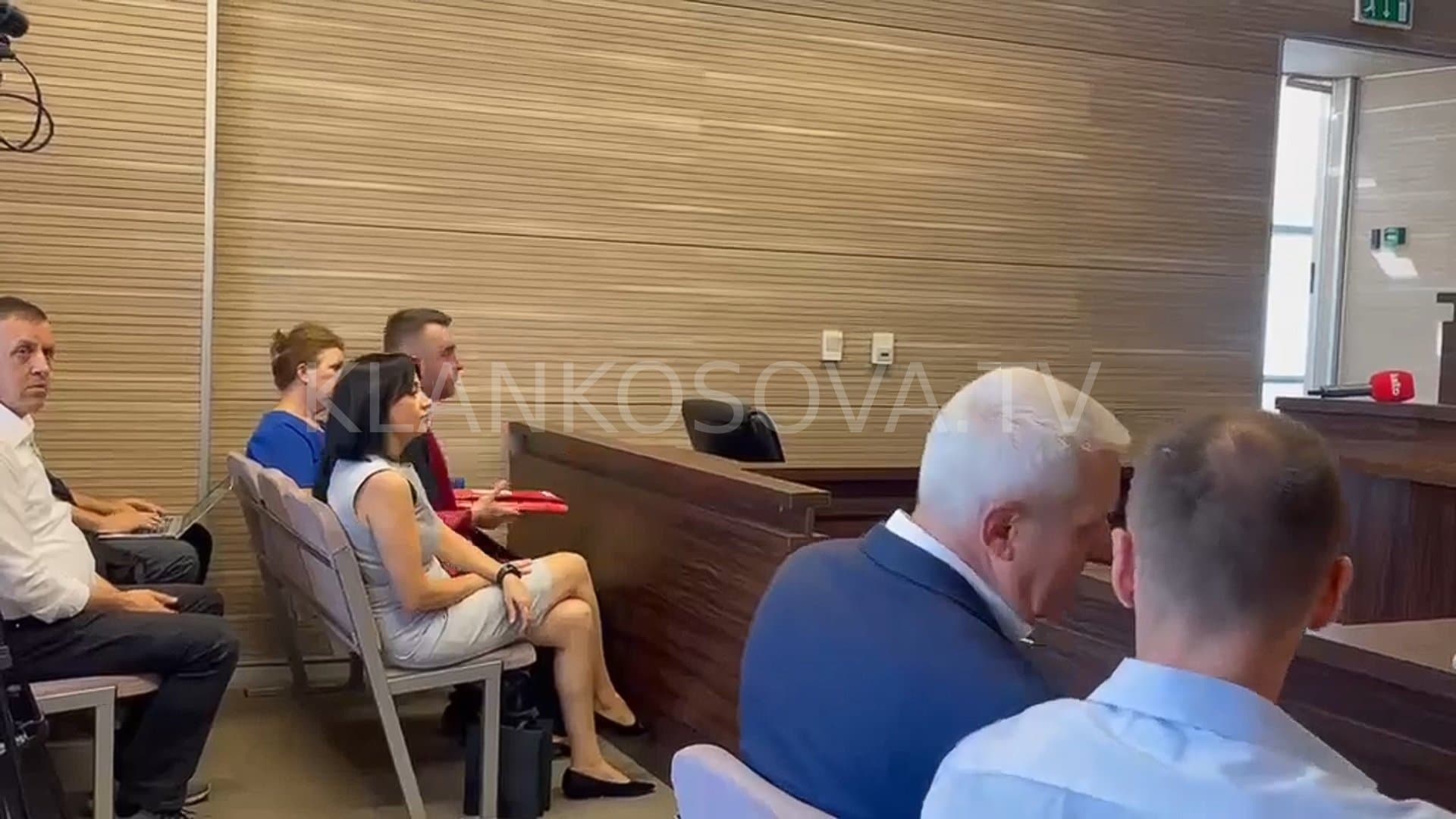 Gazi lotsjellës në Kuvend, Sveçla me kolegë dalin para gjykatës (VIDEO)