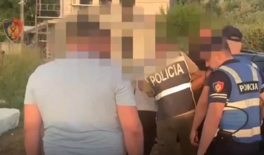 Policia e Tiranës kap në flagrancë dy shitës kokaine (VIDEO)