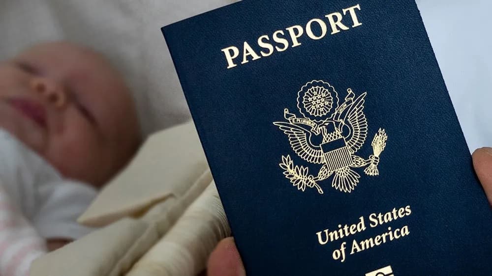 Ambasada amerikane në Tiranë, apel qytetarëve: Mos u nisni me vizës turistike për të lindur në ShBA