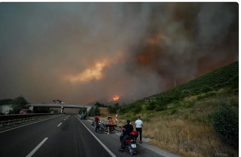 Vdesin 10 zjarrfikës dhe punonjës shpëtimi pas betejës me flakët në Turqi