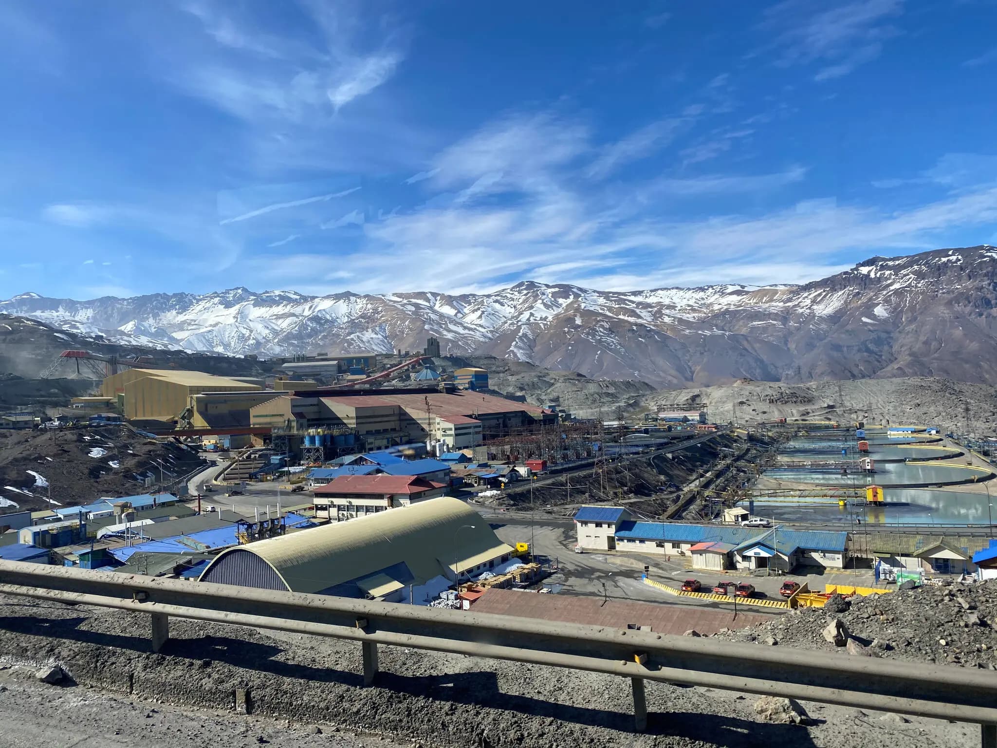 Tërmeti shemb boshtin e minierës në Kili, një punëtor i vdekur dhe pesë të bllokuar